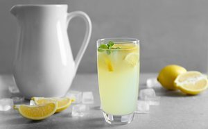 Los beneficios del agua con limón para tu salud