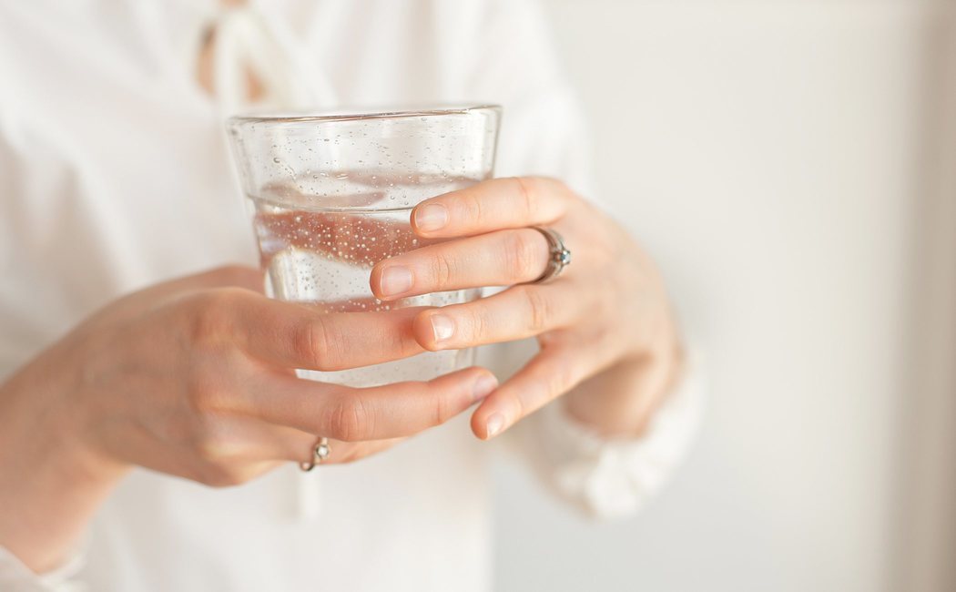 Beneficios de beber agua en ayunas