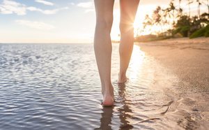 Los beneficios de caminar por la orilla de la playa